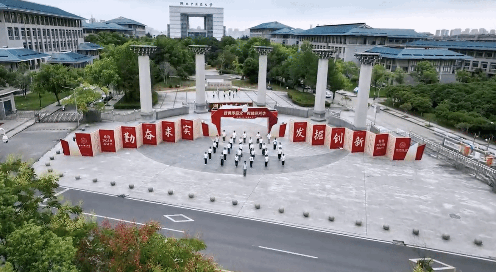 一日之计在于晨，一招一式练精神