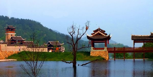 水中！亭下！山后？