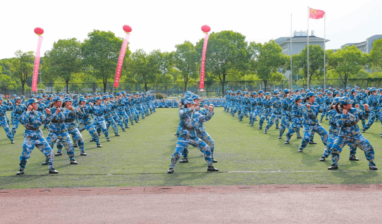 学校2025级本科生军事训练总结表彰大会举行