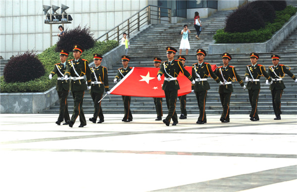 我们的队伍向太阳