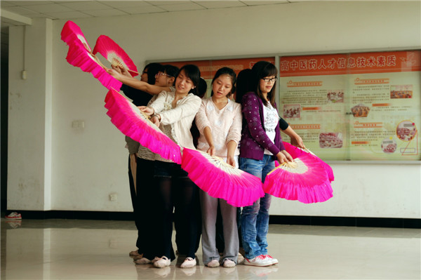 小扇数把展青春